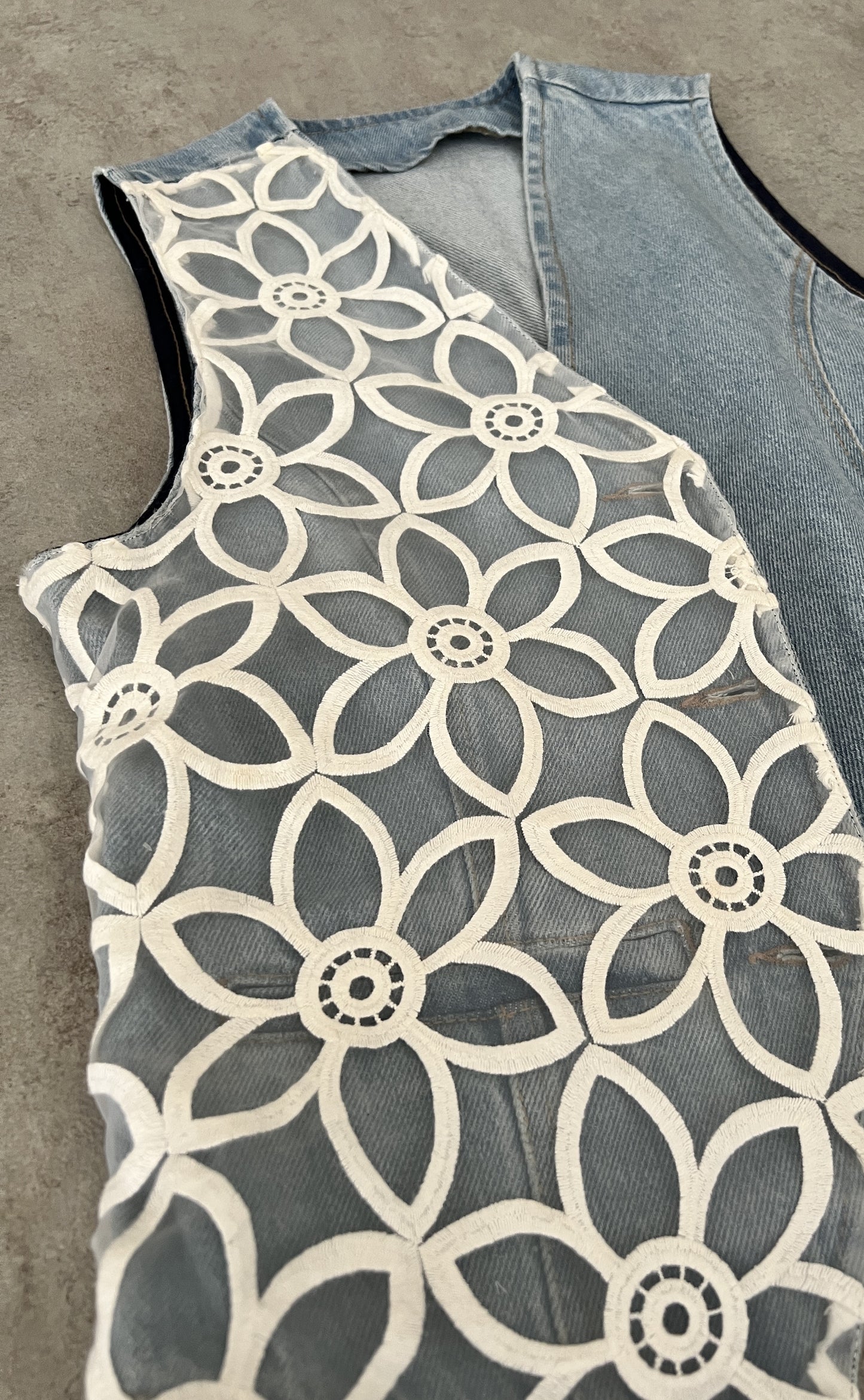 Gilet bimatière broderie anglaise & denim